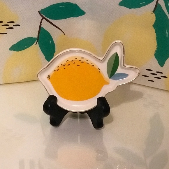 Lemon Towels, Lemon Pot Holders, Lemon Oven Mitt, Lemon Wash Cloths, S&P Shakers - Picture 14 of 15